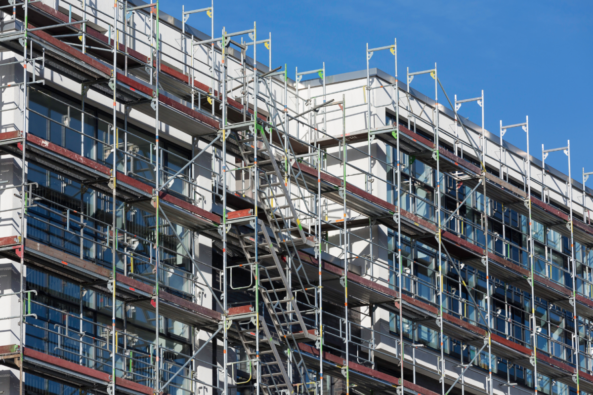 rusztowanie na budynku